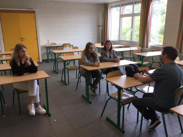 Suite à notre publication de ce jeudi, Monsieur Christophe Pecquet, journaliste de Sud Info, est venu interviewer des élèves ayant participé au projet de lettre à la Reine Elizabeth II.
Merci à Alyssa, Matéa et Sarah d’avoir représenté leur classe d’anglais.
Retrouvez cet article dans la presse papier de la province du Luxembourg ou sur https://lameuse-luxembourg.sudinfo.be/990714/article/2022-09-09/des-eleves-de-durbuy-recoivent-une-lettre-delizabeth-ii-2-jours-avant-son-deces