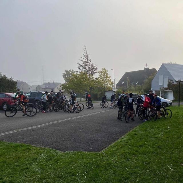 Le 30 septembre, c’était au tour des élèves de 3e et 4e années ayant choisi l’activité complémentaire Sport de pédaler dans nos campagnes, avec un air frais bien revigorant !